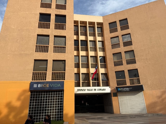 EXCELENTE OFICINA - EDIFICIO VALLE COPIAPO.-