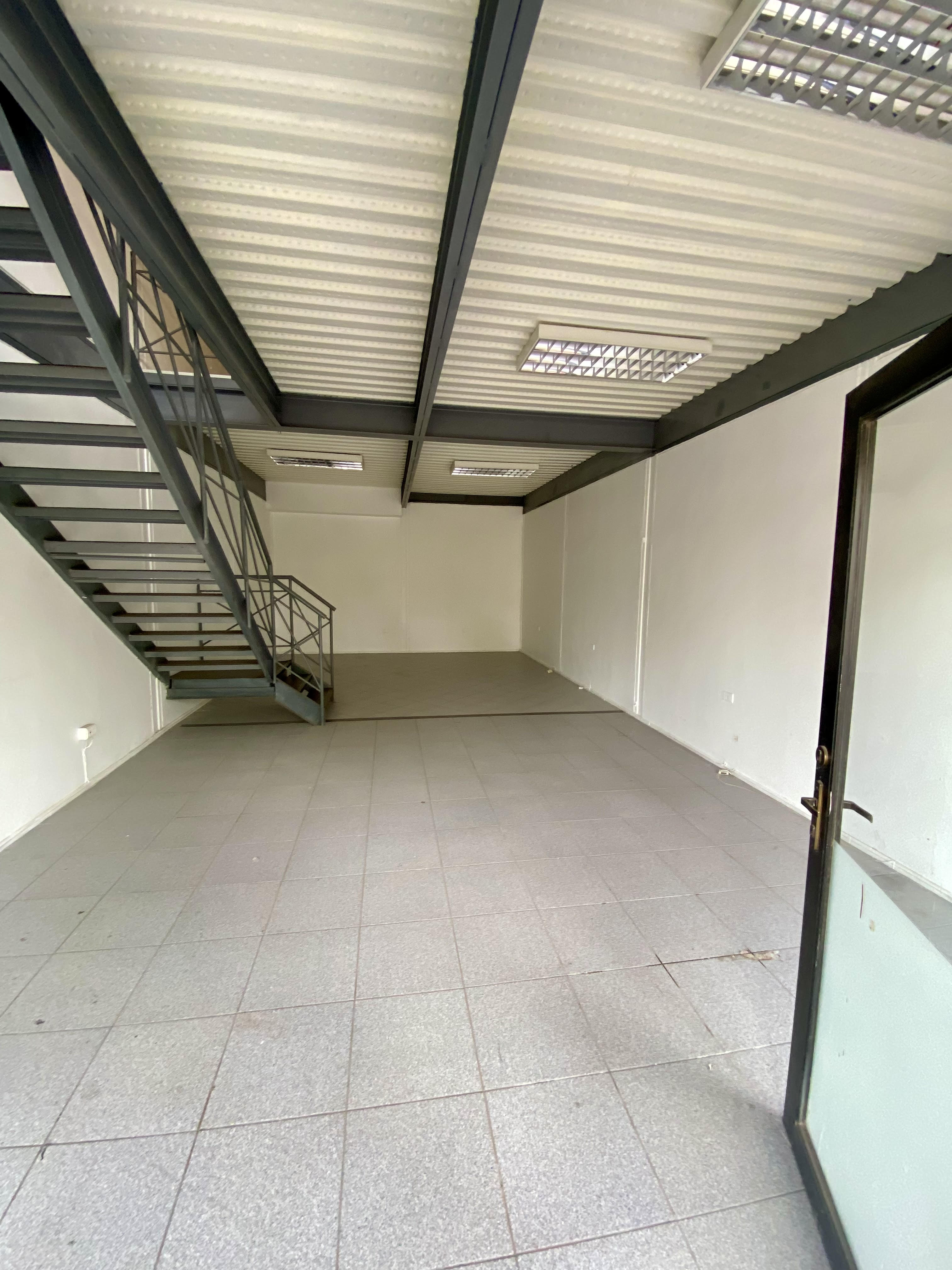 LOCAL/OFICINA - CENTRO COMERCIAL PUERTA SUR.-