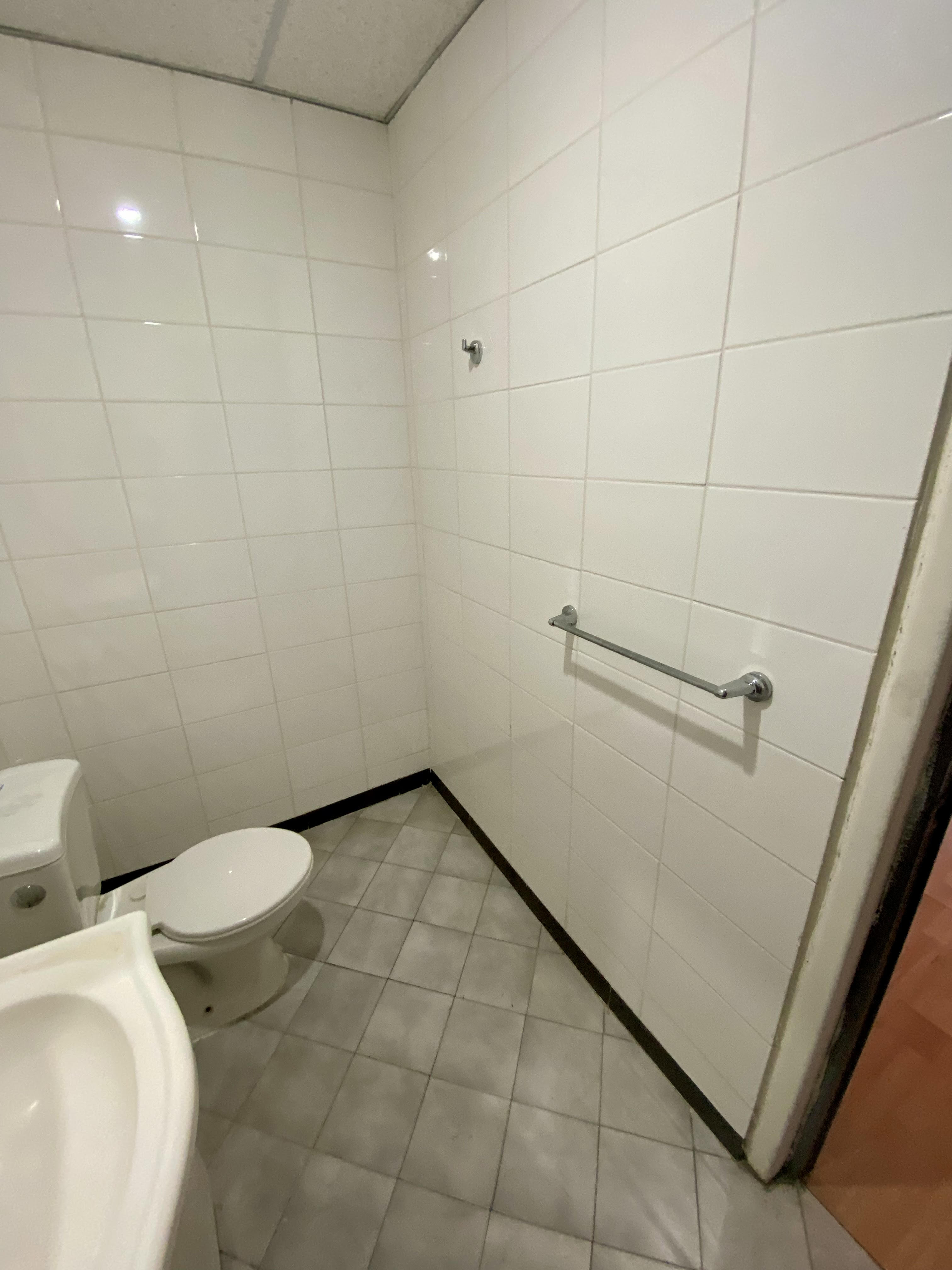 LOCAL/OFICINA - CENTRO COMERCIAL PUERTA SUR.-