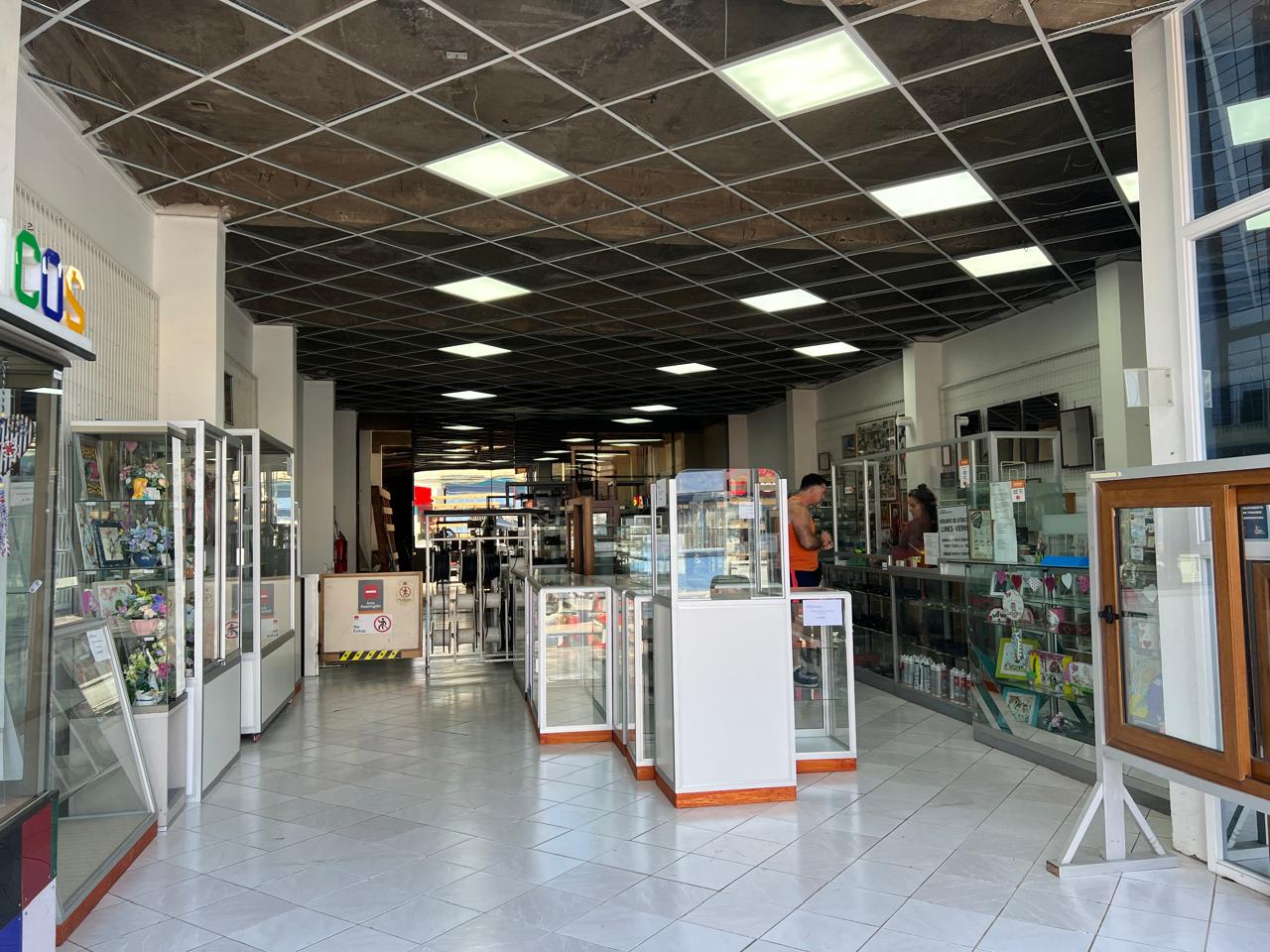 GRAN LOCAL COMERCIAL PLENO CENTRO - CALLE LOS CARRERA.-