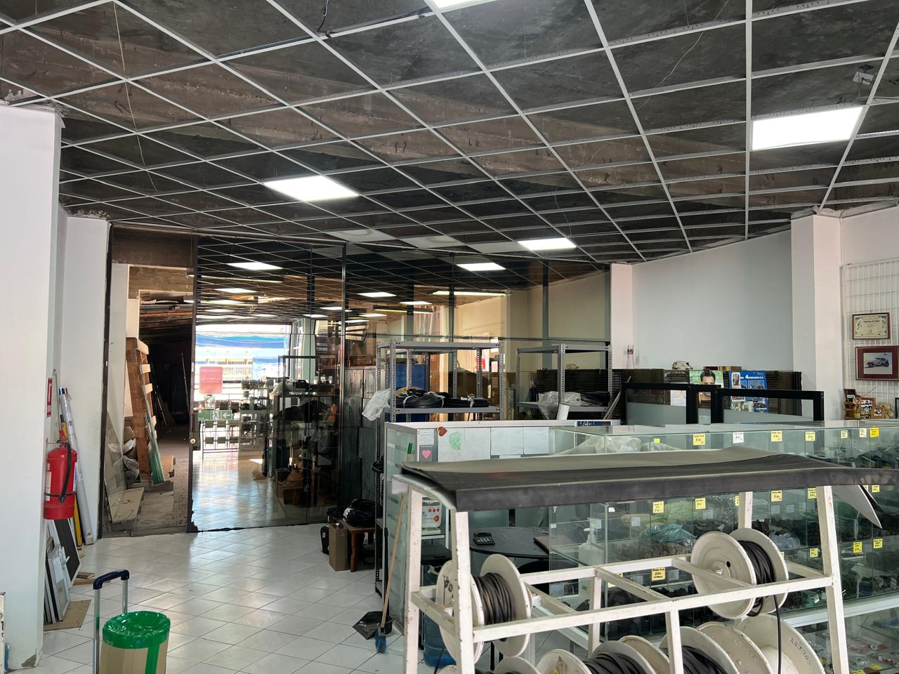 GRAN LOCAL COMERCIAL PLENO CENTRO - CALLE LOS CARRERA.-