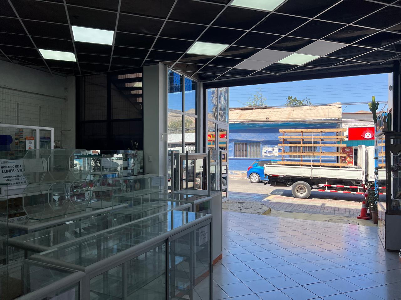 GRAN LOCAL COMERCIAL PLENO CENTRO - CALLE LOS CARRERA.-