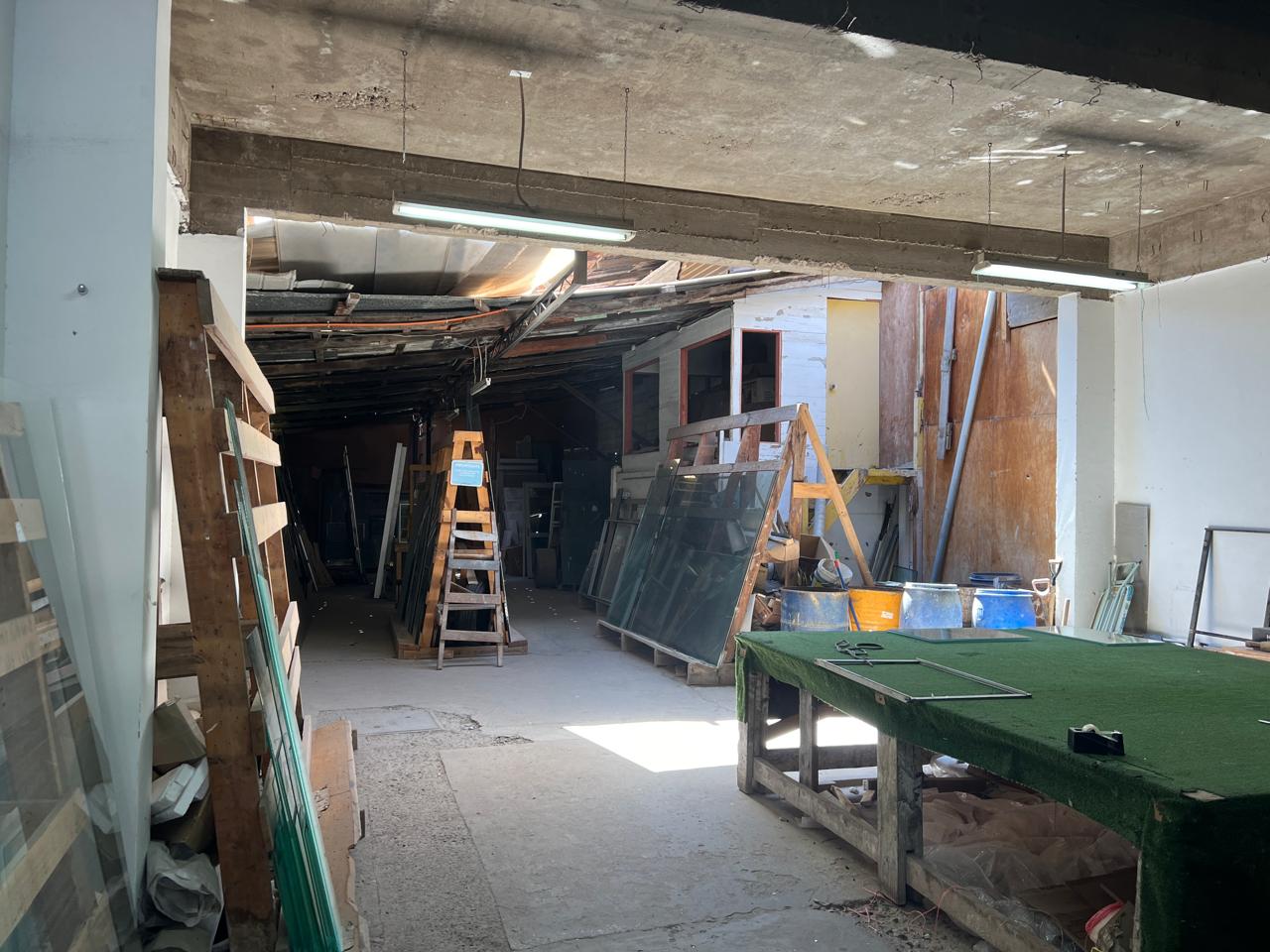 GRAN LOCAL COMERCIAL PLENO CENTRO - CALLE LOS CARRERA.-