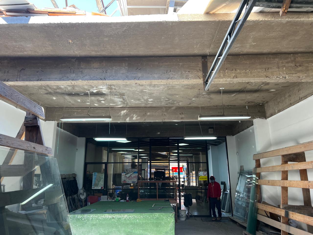 GRAN LOCAL COMERCIAL PLENO CENTRO - CALLE LOS CARRERA.-