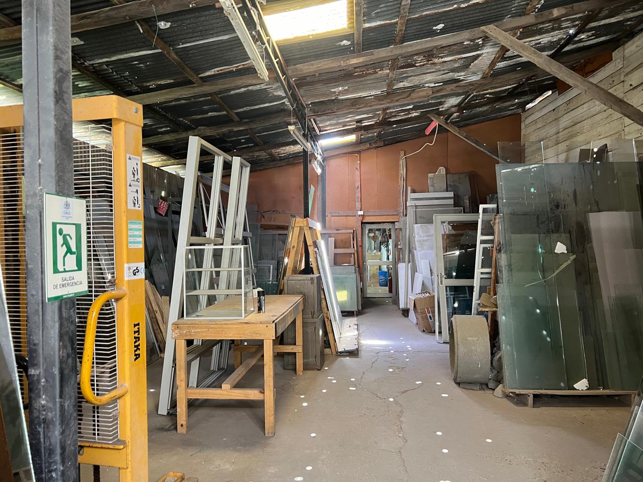 GRAN LOCAL COMERCIAL PLENO CENTRO - CALLE LOS CARRERA.-