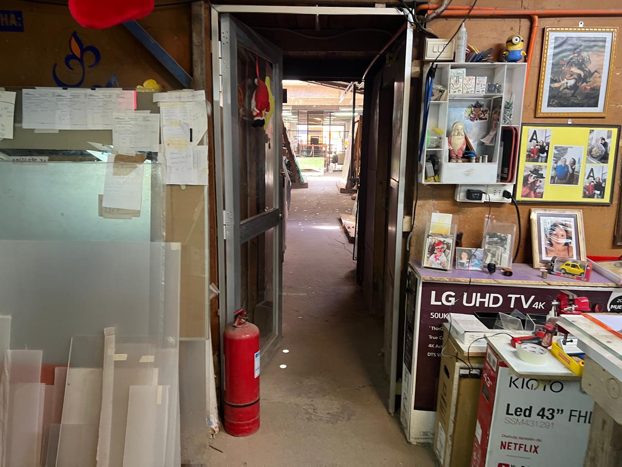 GRAN LOCAL COMERCIAL PLENO CENTRO - CALLE LOS CARRERA.-