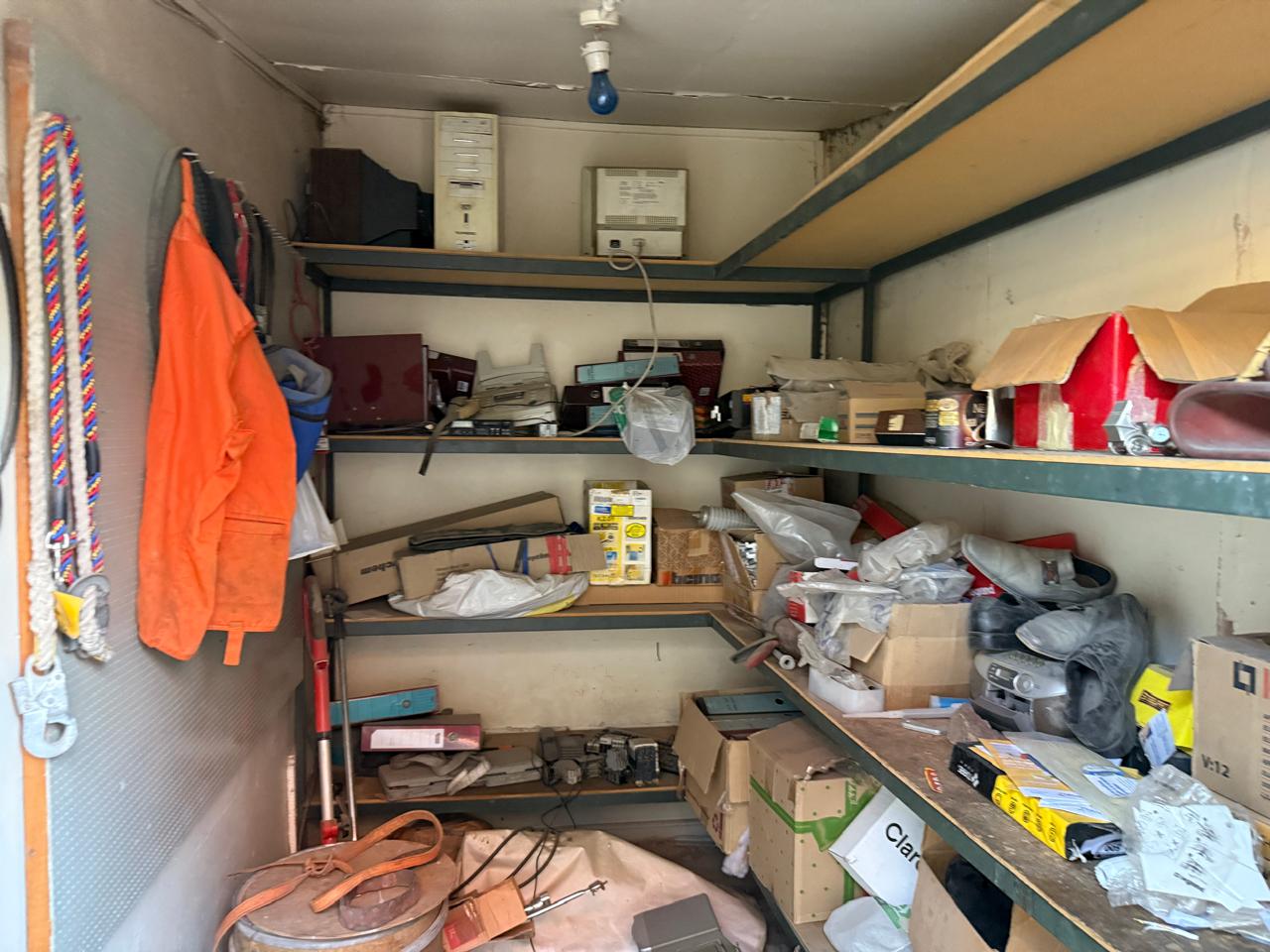 OFICINA MAS GALPONES - CALLE ATACAMA.-