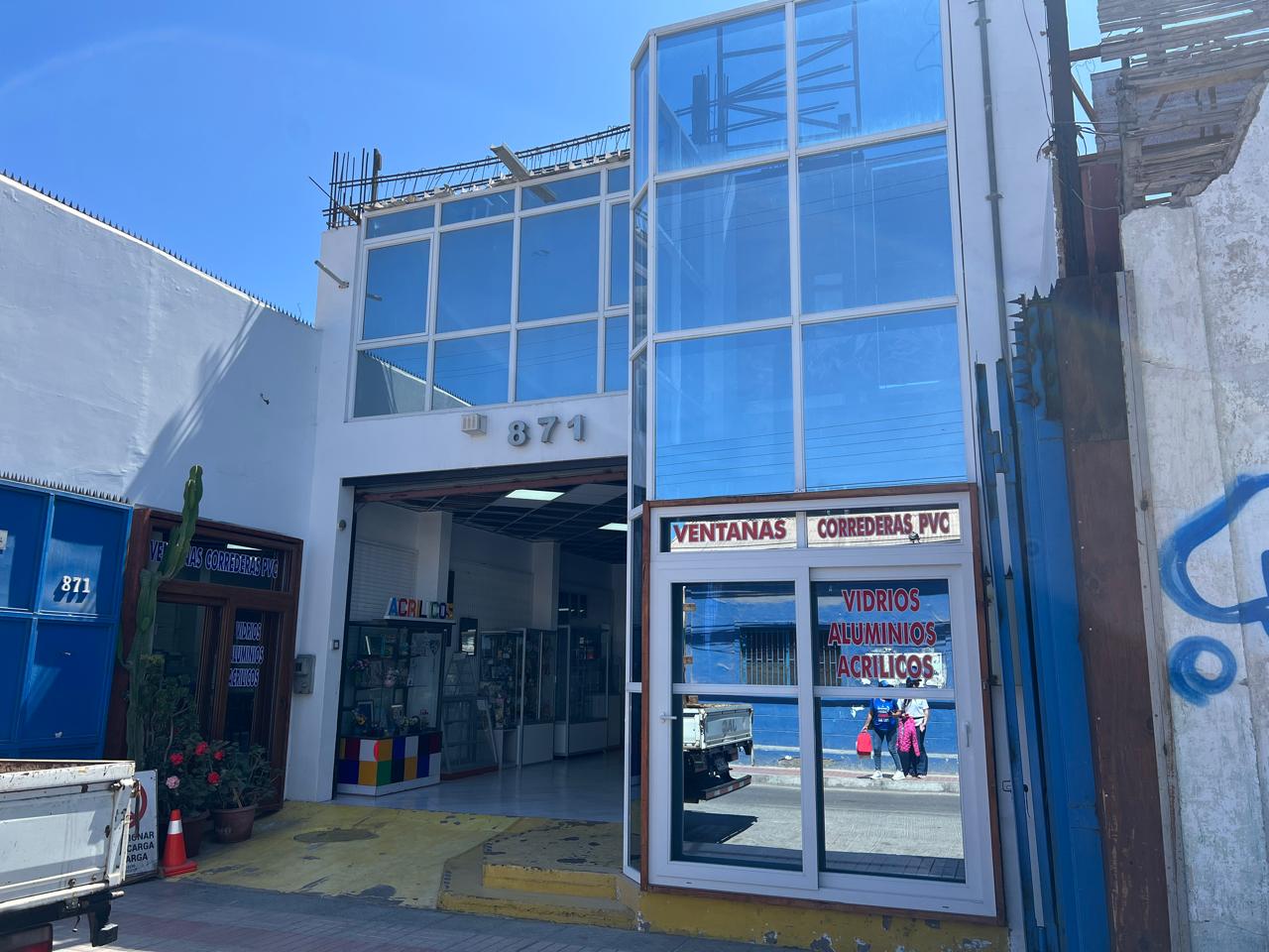 GRAN LOCAL COMERCIAL PLENO CENTRO - CALLE LOS CARRERA.-