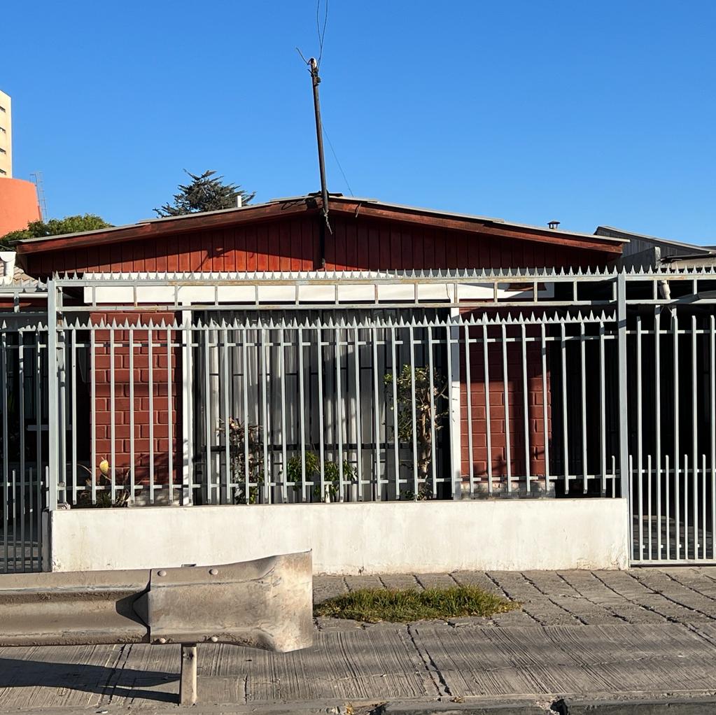 AMPLIA CASA - CALLE VAN BUREN.-