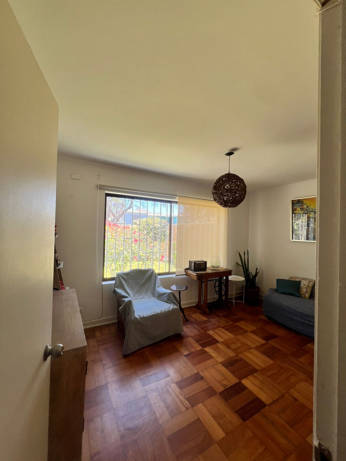 AMPLIA CASA AVENIDA SAN ROMAN.-