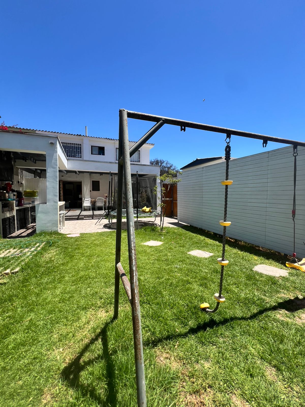 AMPLIA CASA AVENIDA SAN ROMAN.-