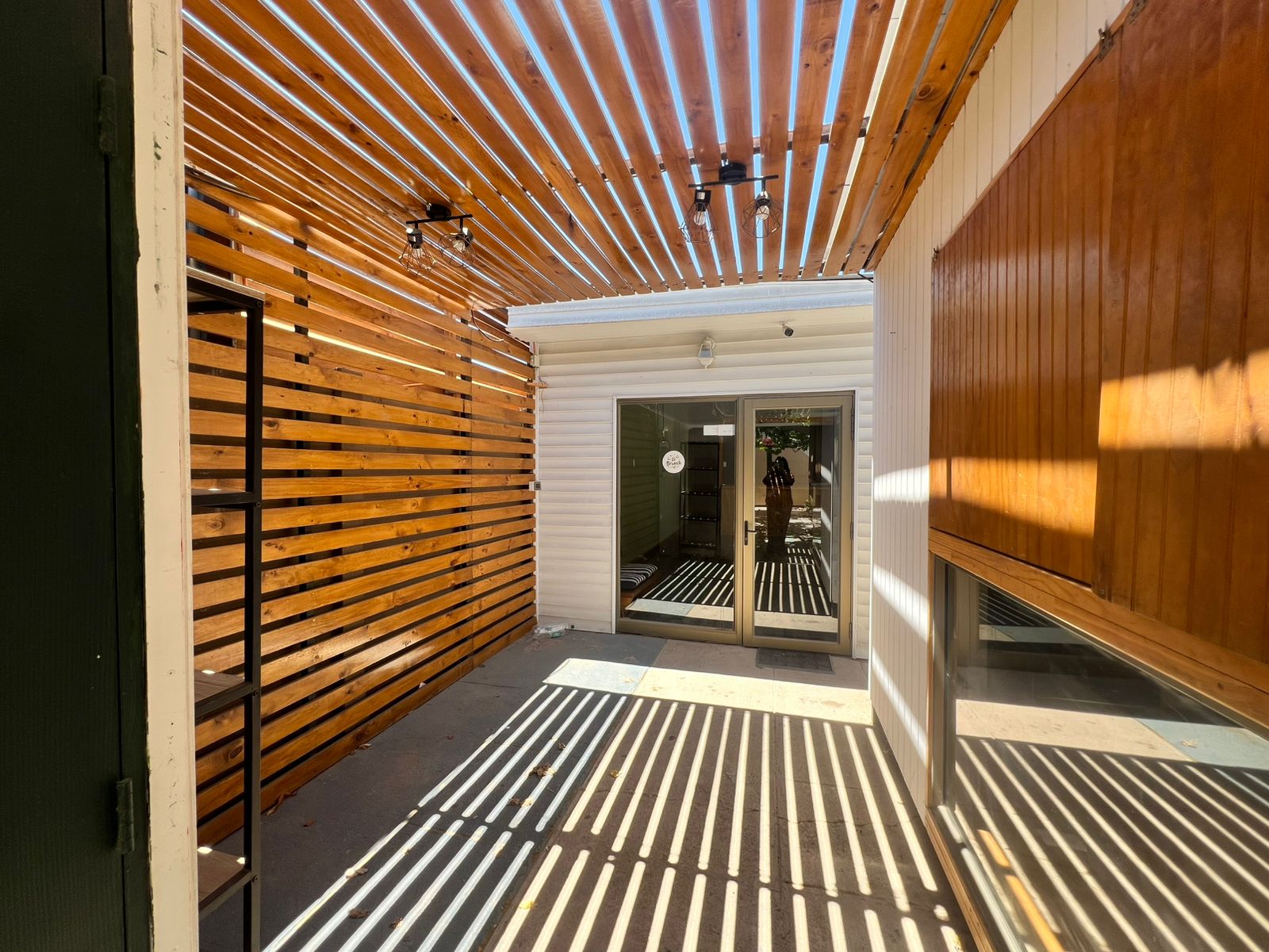 AMPLIA CASA AVENIDA SAN ROMAN.-