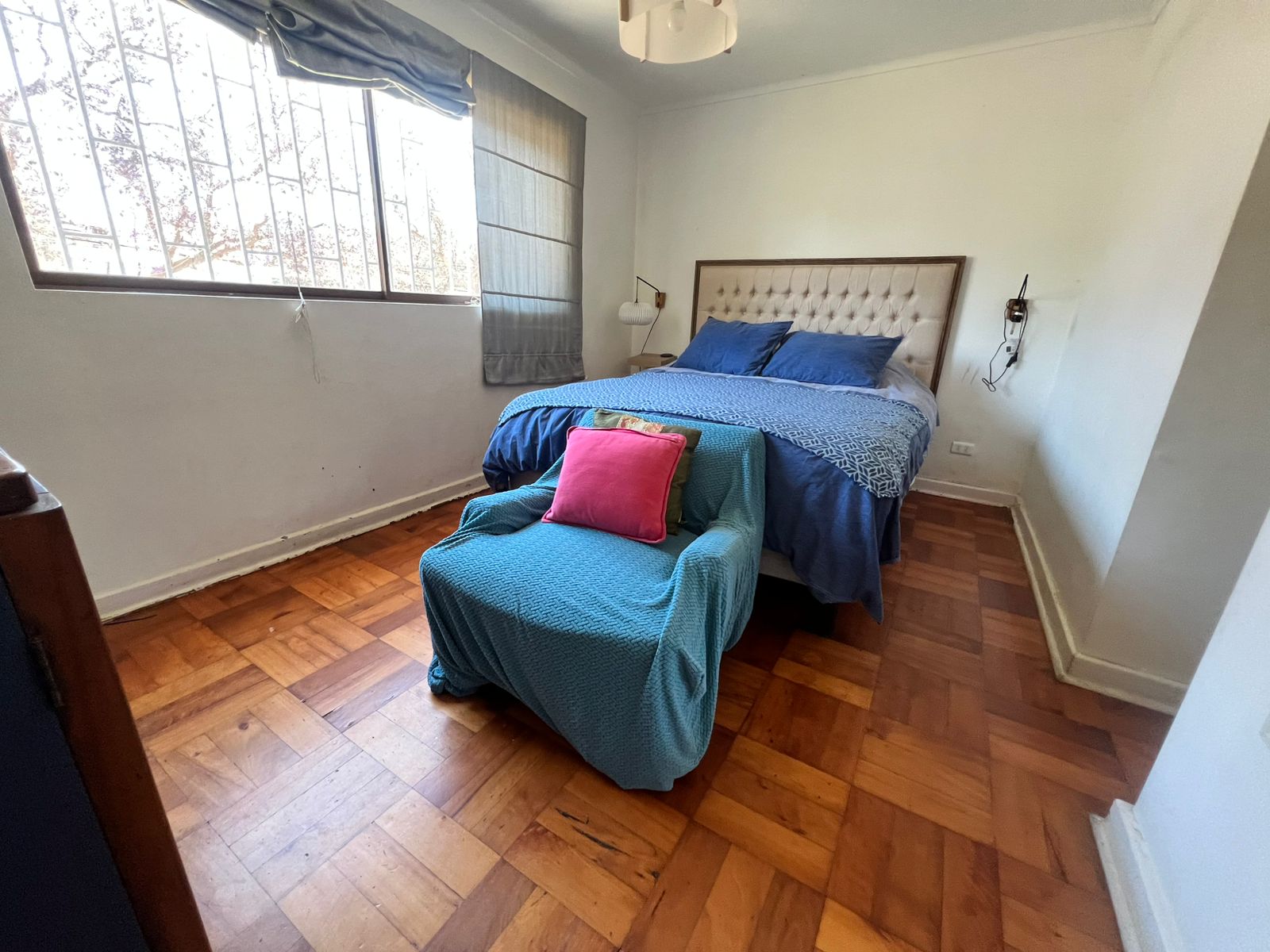 AMPLIA CASA AVENIDA SAN ROMAN.-