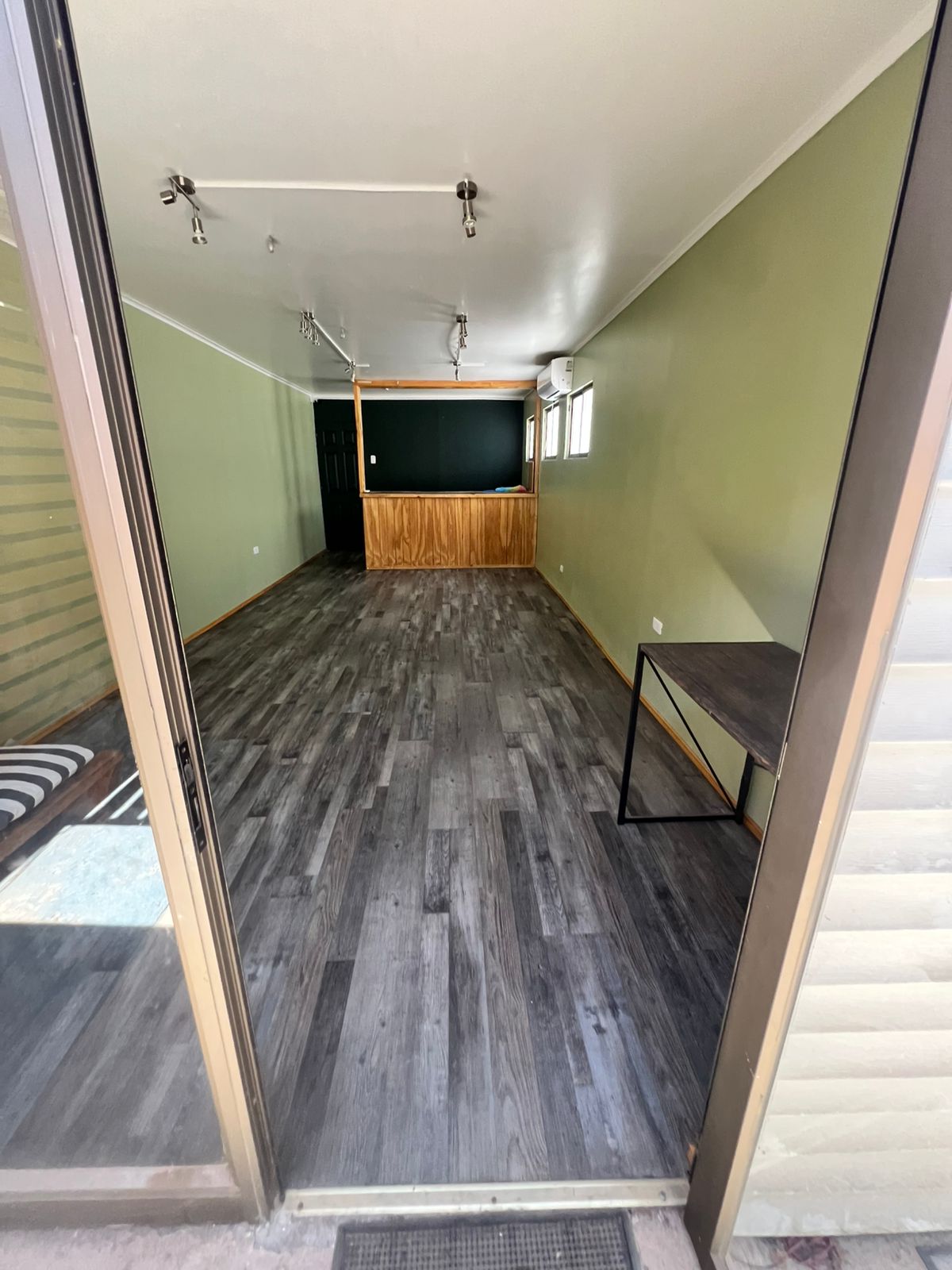 AMPLIA CASA AVENIDA SAN ROMAN.-