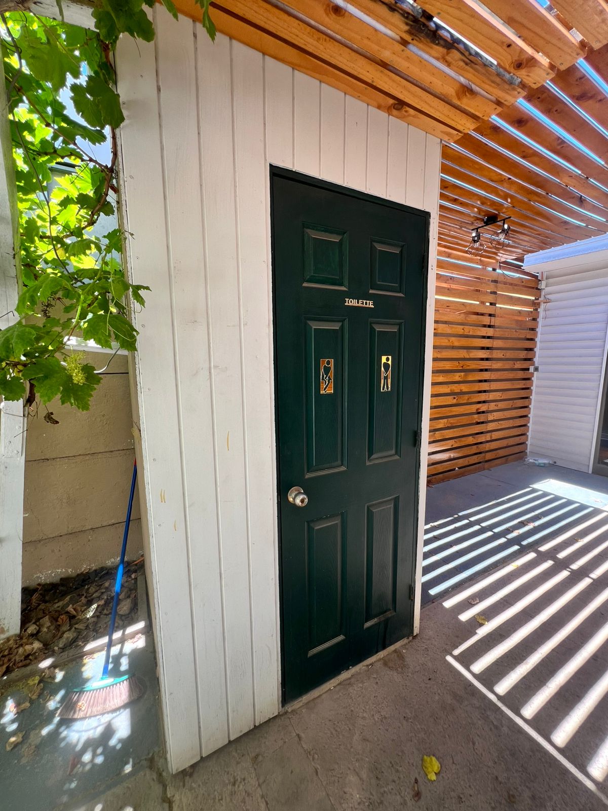 AMPLIA CASA AVENIDA SAN ROMAN.-