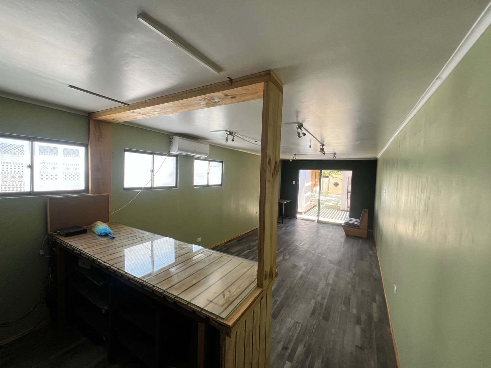 AMPLIA CASA AVENIDA SAN ROMAN.-