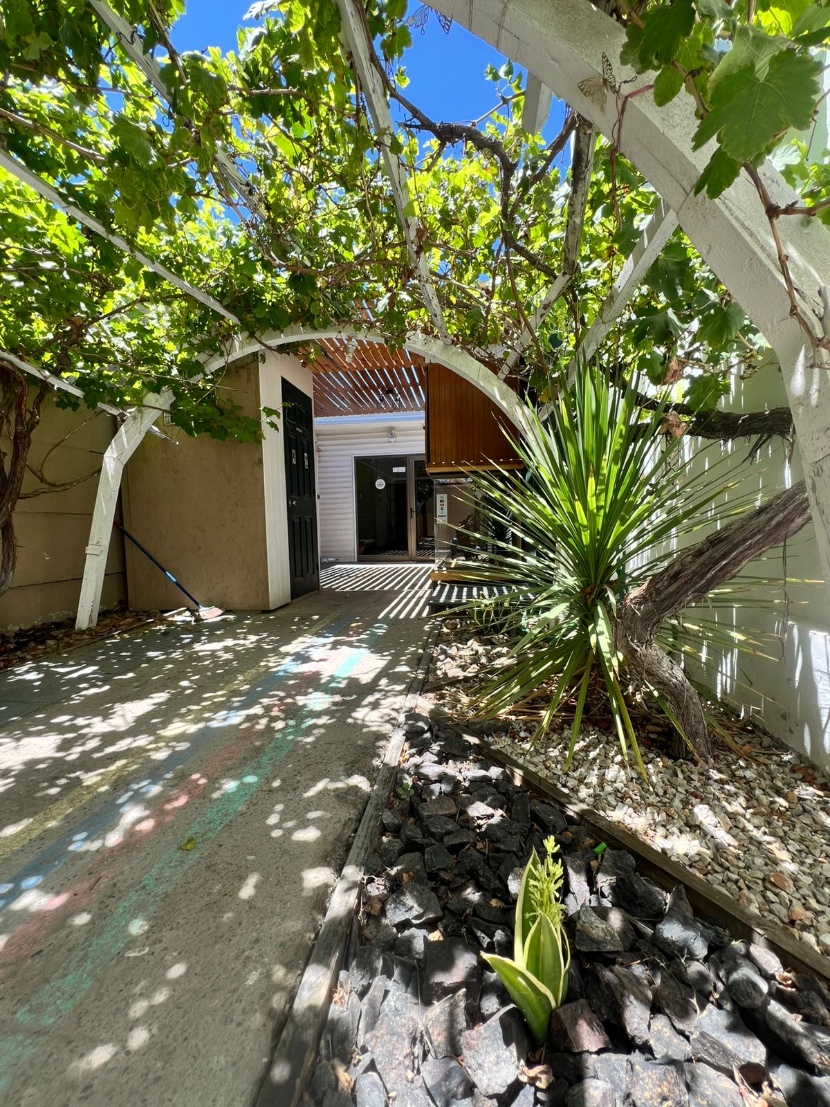 AMPLIA CASA AVENIDA SAN ROMAN.-