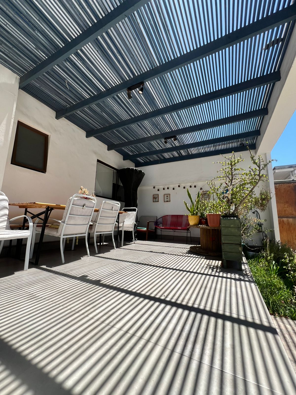 AMPLIA CASA AVENIDA SAN ROMAN.-