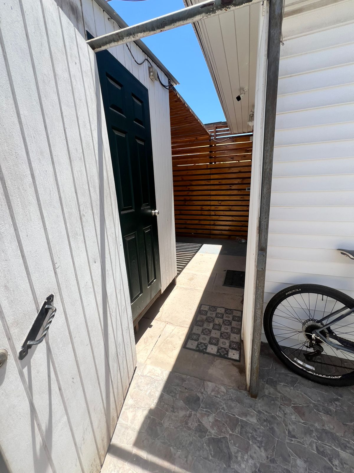 AMPLIA CASA AVENIDA SAN ROMAN.-