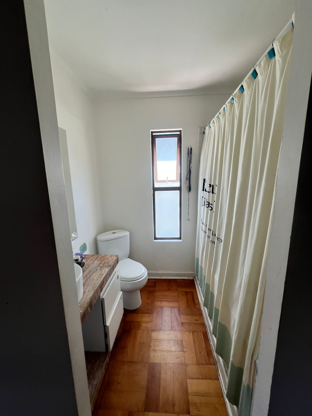 AMPLIA CASA AVENIDA SAN ROMAN.-