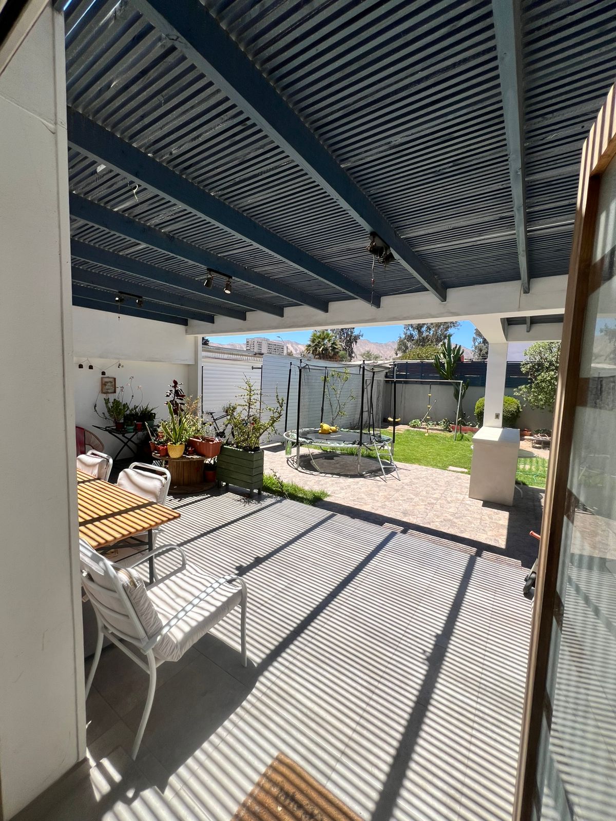 AMPLIA CASA AVENIDA SAN ROMAN.-