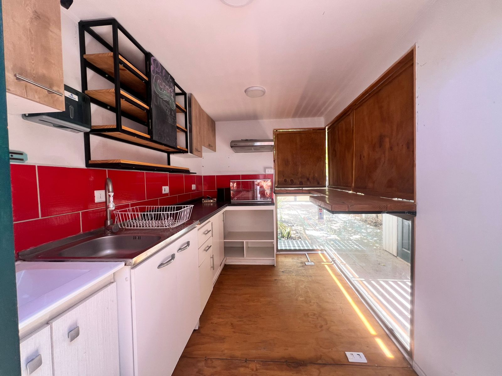 AMPLIA CASA AVENIDA SAN ROMAN.-