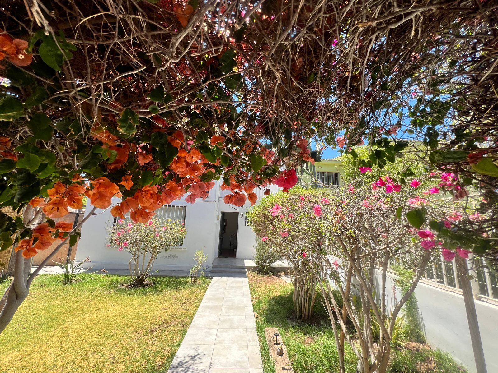 AMPLIA CASA AVENIDA SAN ROMAN.-