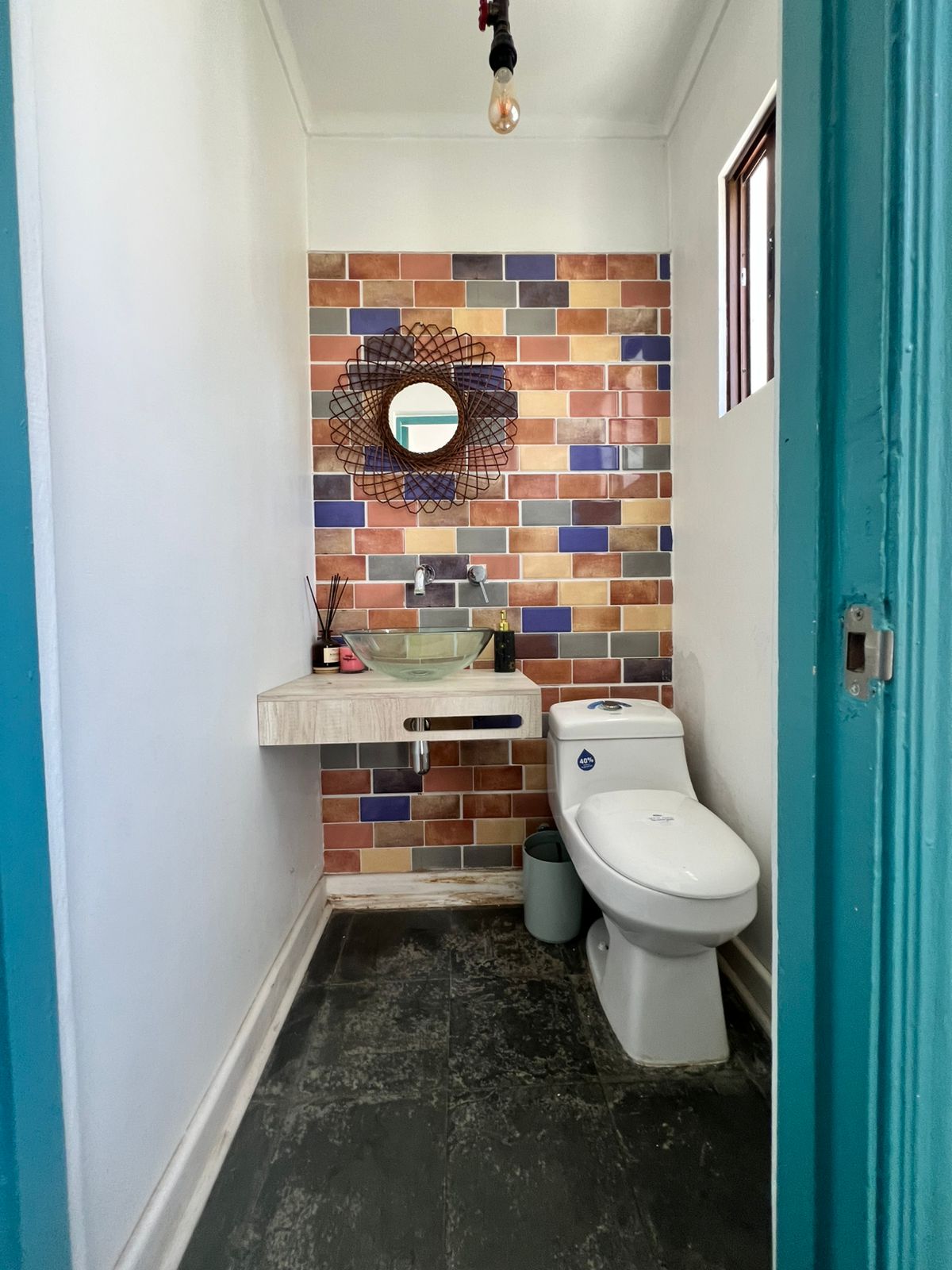 AMPLIA CASA AVENIDA SAN ROMAN.-