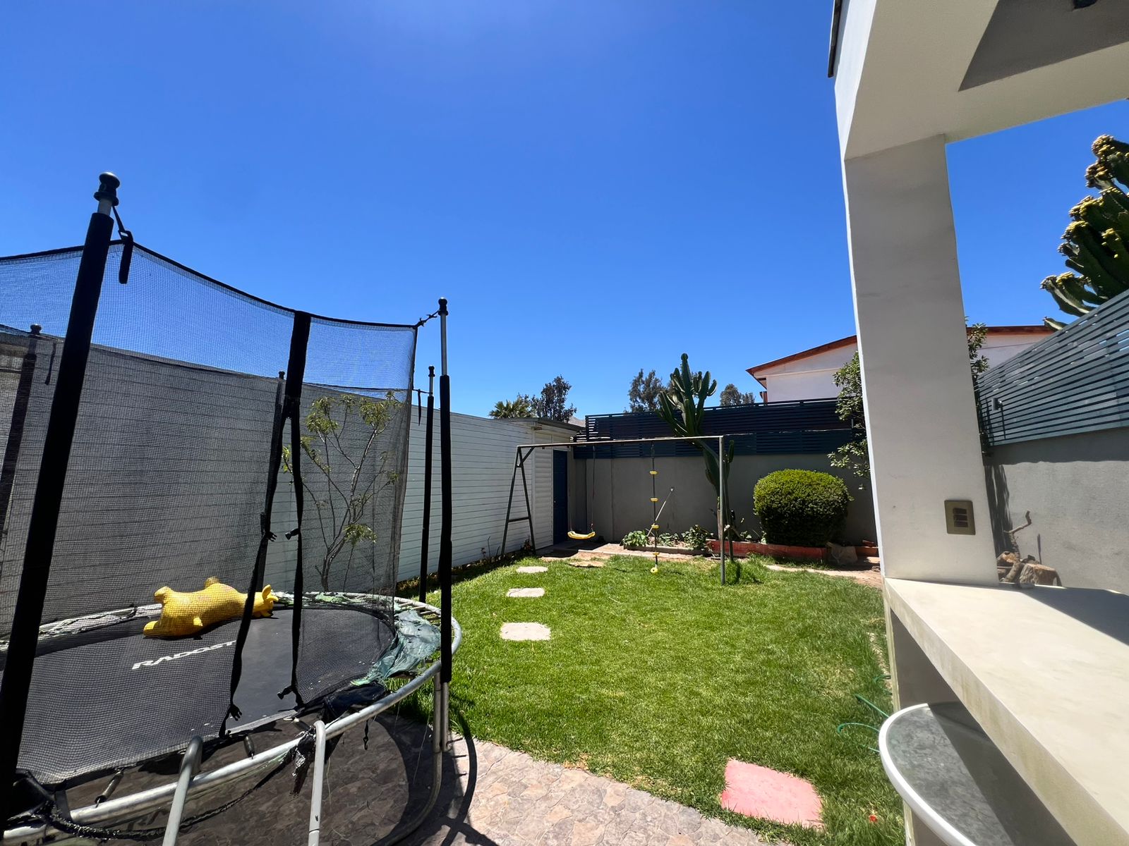 AMPLIA CASA AVENIDA SAN ROMAN.-