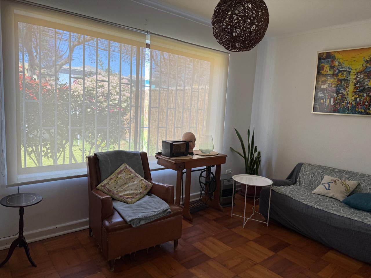 AMPLIA CASA AVENIDA SAN ROMAN.-