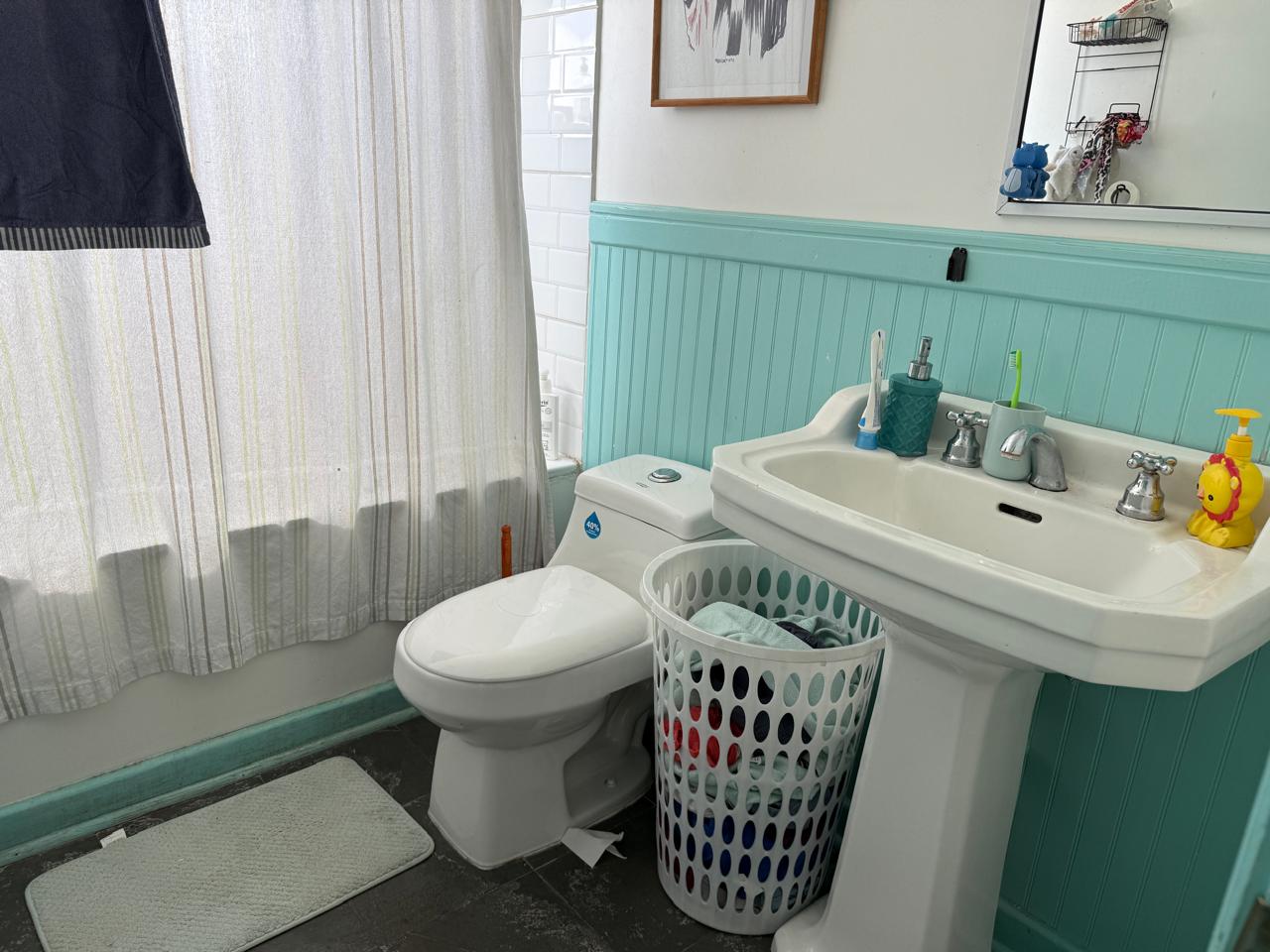 AMPLIA CASA AVENIDA SAN ROMAN.-