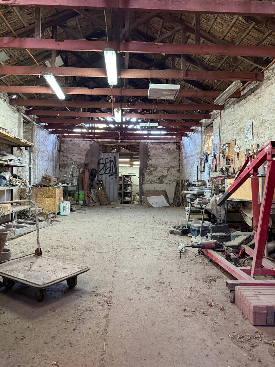 CASA OFICINA CALLE YERBAS BUENAS.-