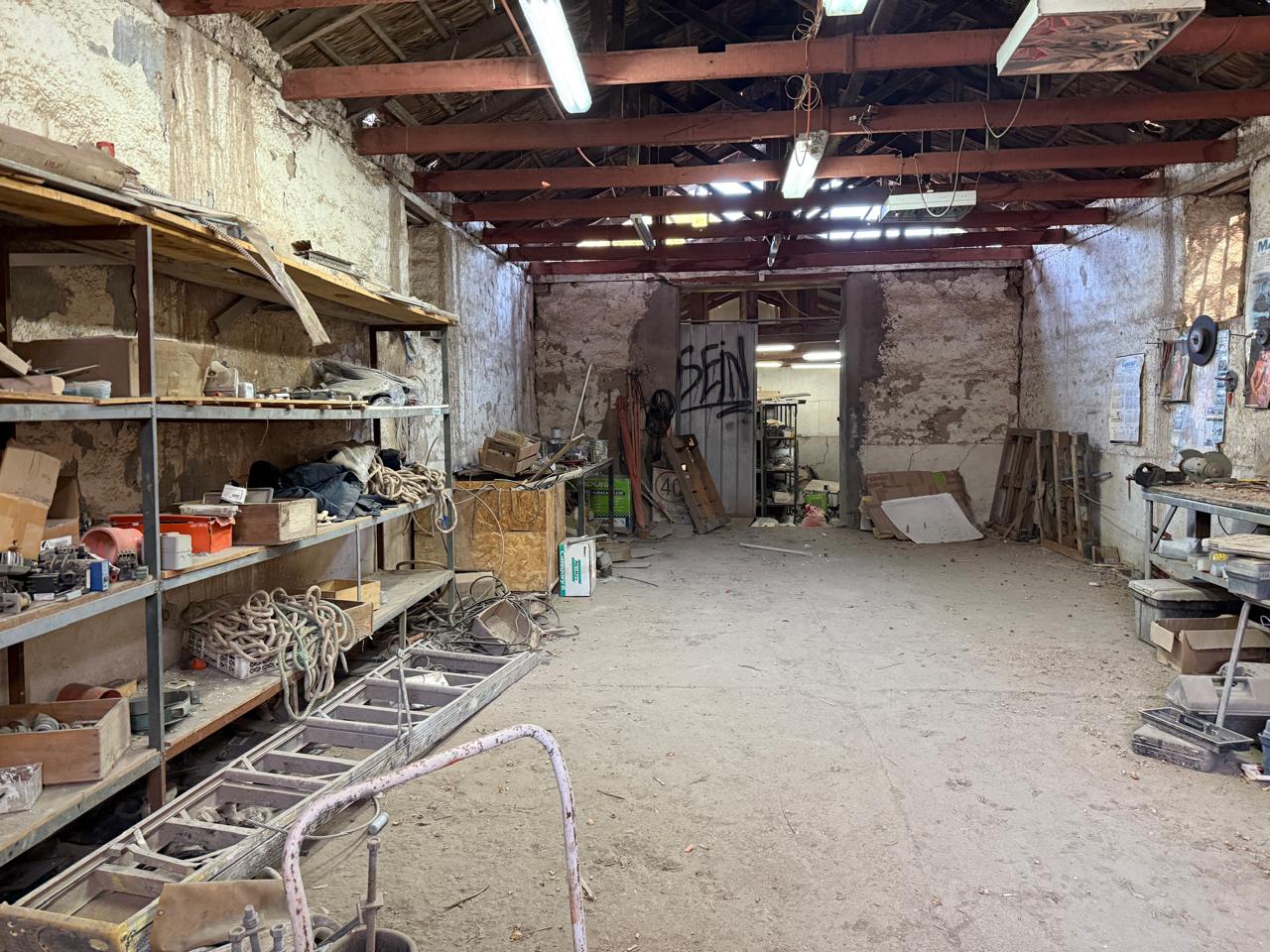 CASA OFICINA CALLE YERBAS BUENAS.-