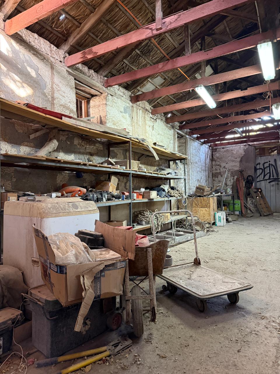 CASA OFICINA CALLE YERBAS BUENAS.-