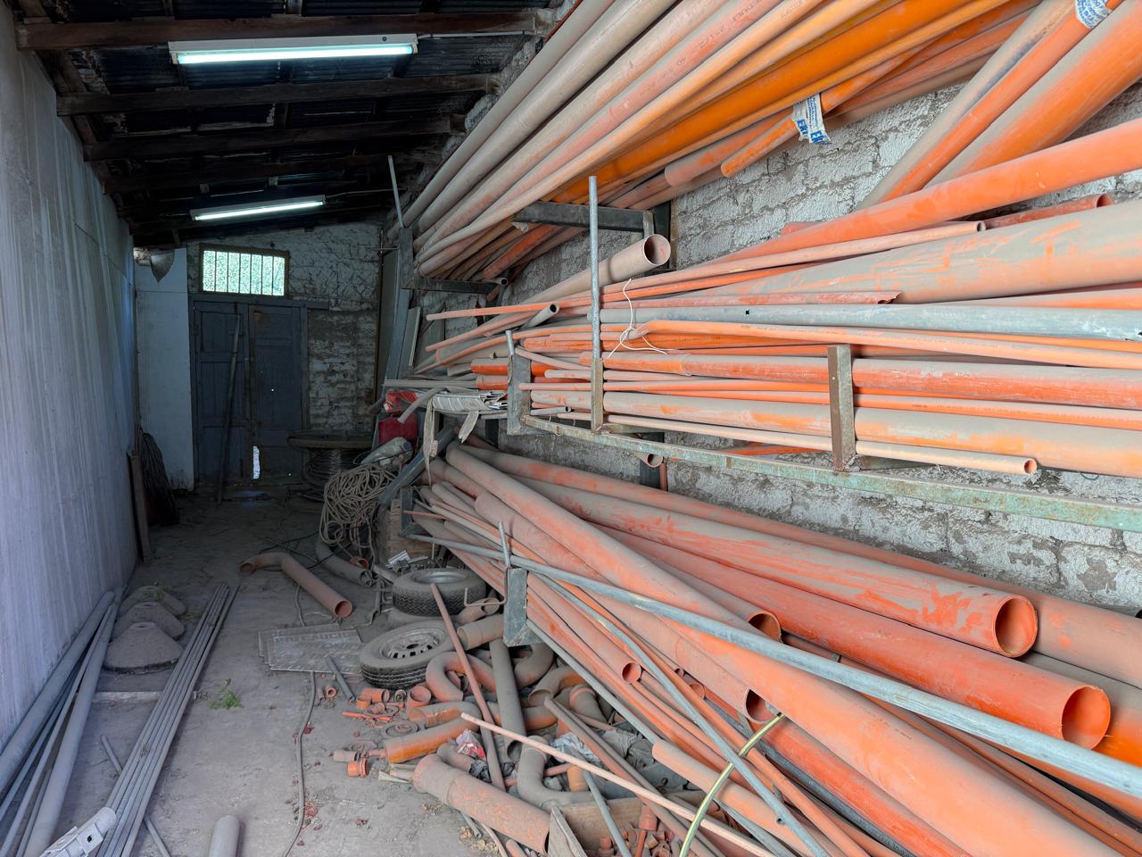 CASA OFICINA CALLE YERBAS BUENAS.-