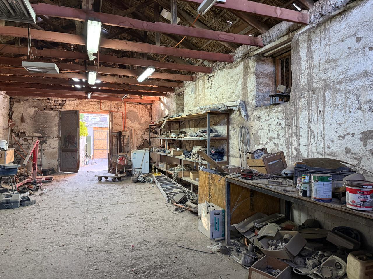 CASA OFICINA CALLE YERBAS BUENAS.-