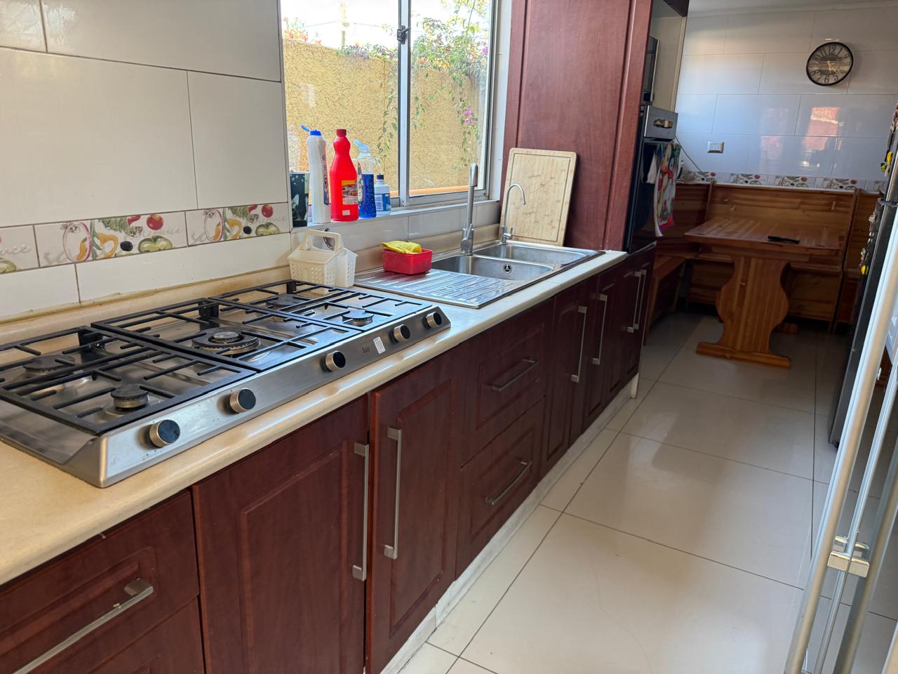 GRAN CASA - CALLE LEONIDAS PEREZ.-