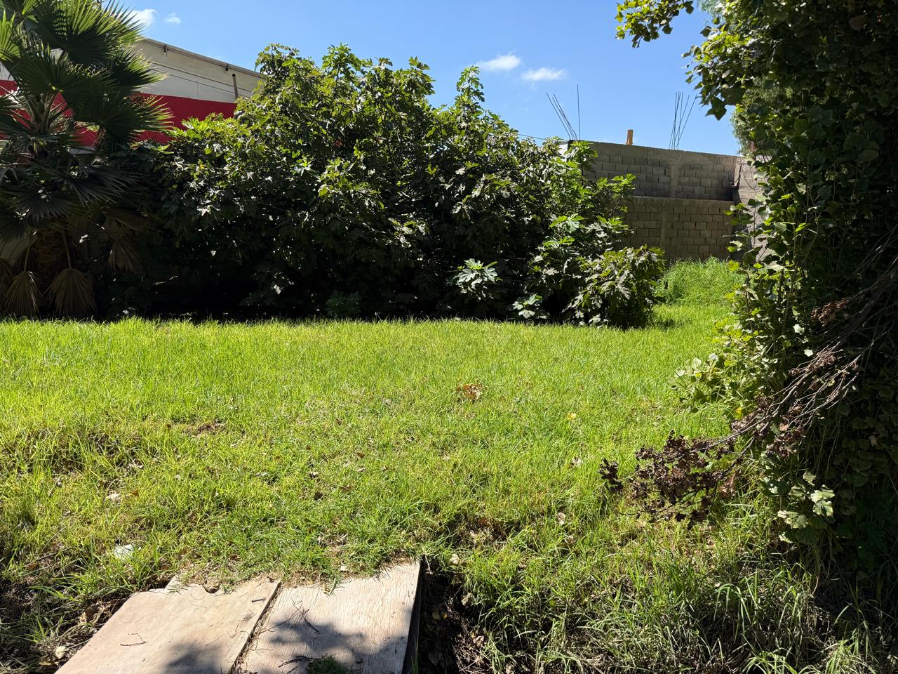 GRAN CASA - CALLE LEONIDAS PEREZ.-