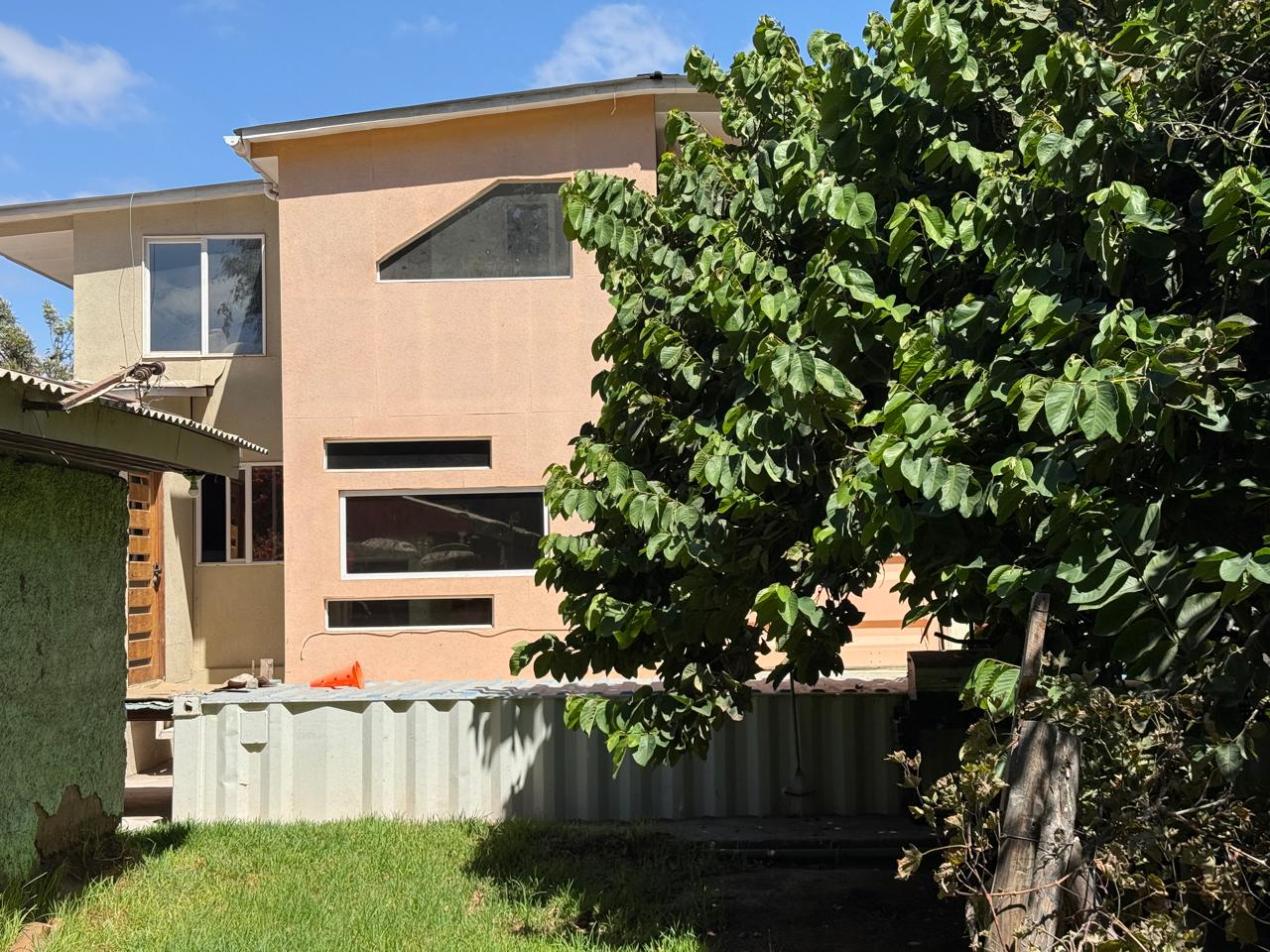 GRAN CASA - CALLE LEONIDAS PEREZ.-