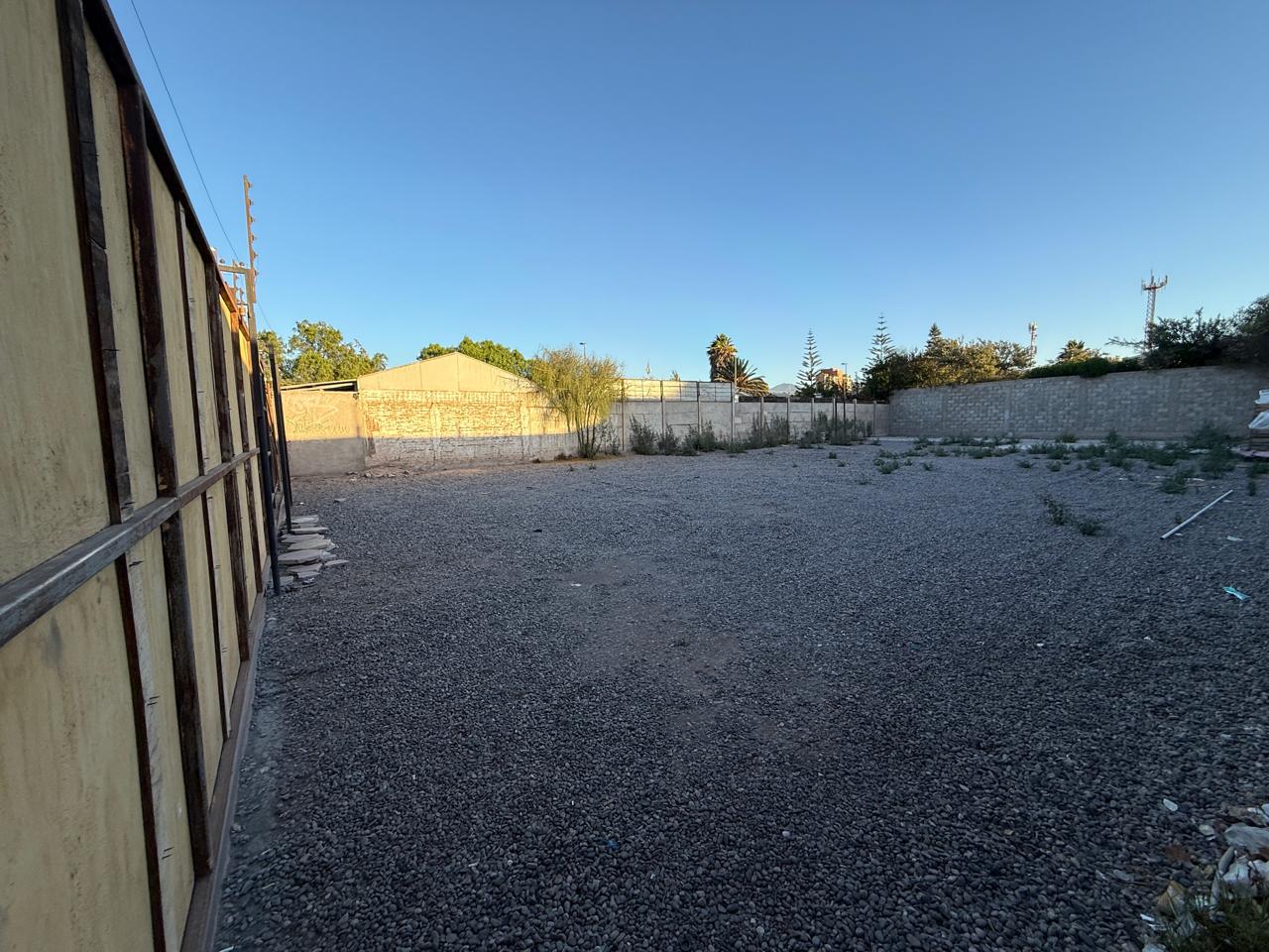 EXCELENTE AMPLIO TERRENO AV. LOS CARRERA.-