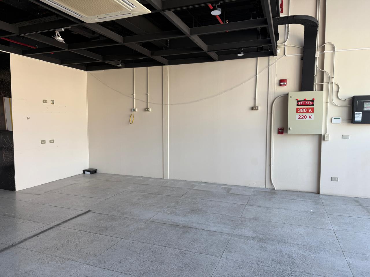 ARRIENDO LOCAL COMERCIAL PLENO CENTRO_PRIMER PISO HOTEL IBIS