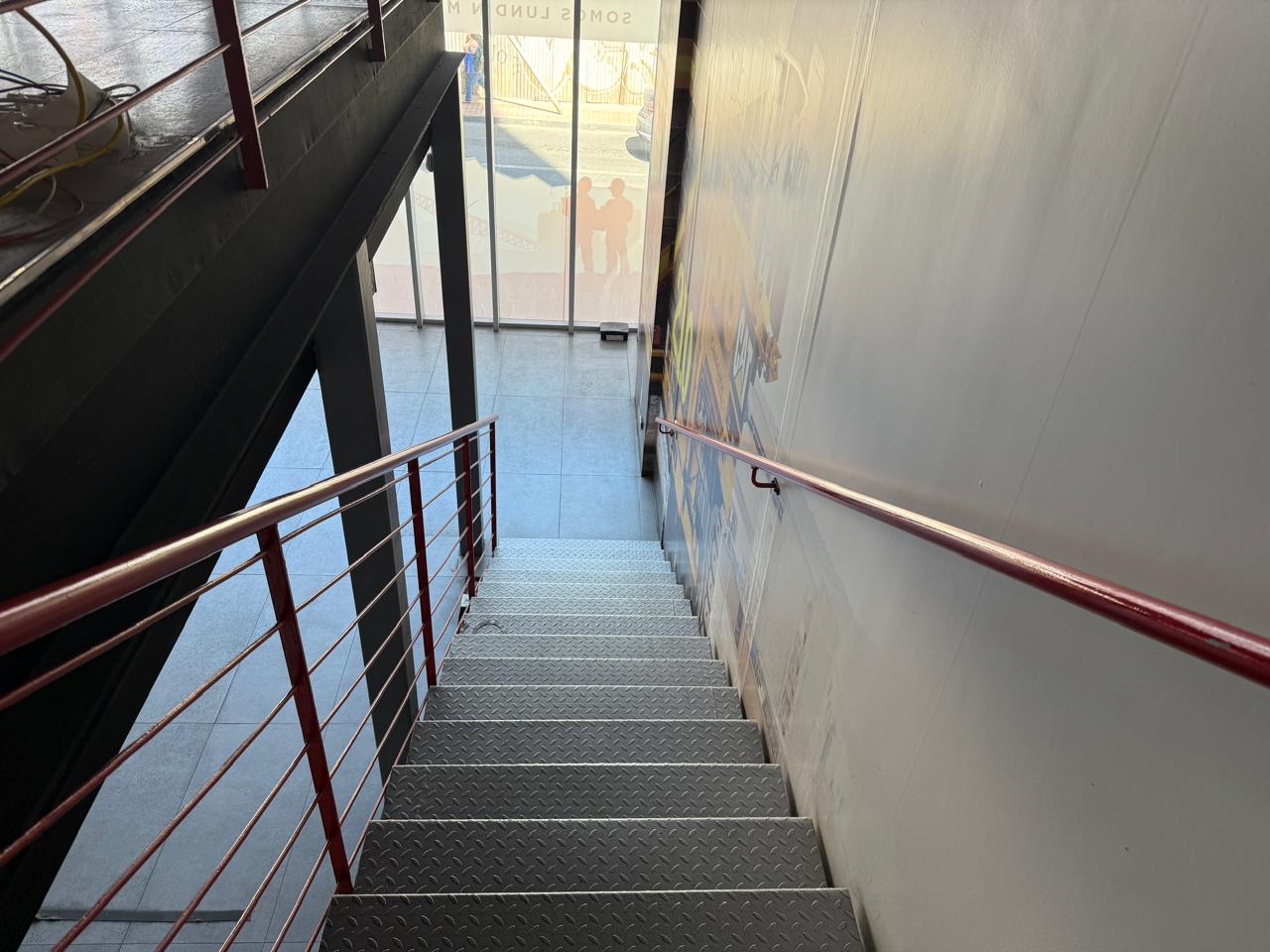GRAN LOCAL COMERCIAL PLENO CENTRO - PRIMER PISO HOTEL IBIS.-