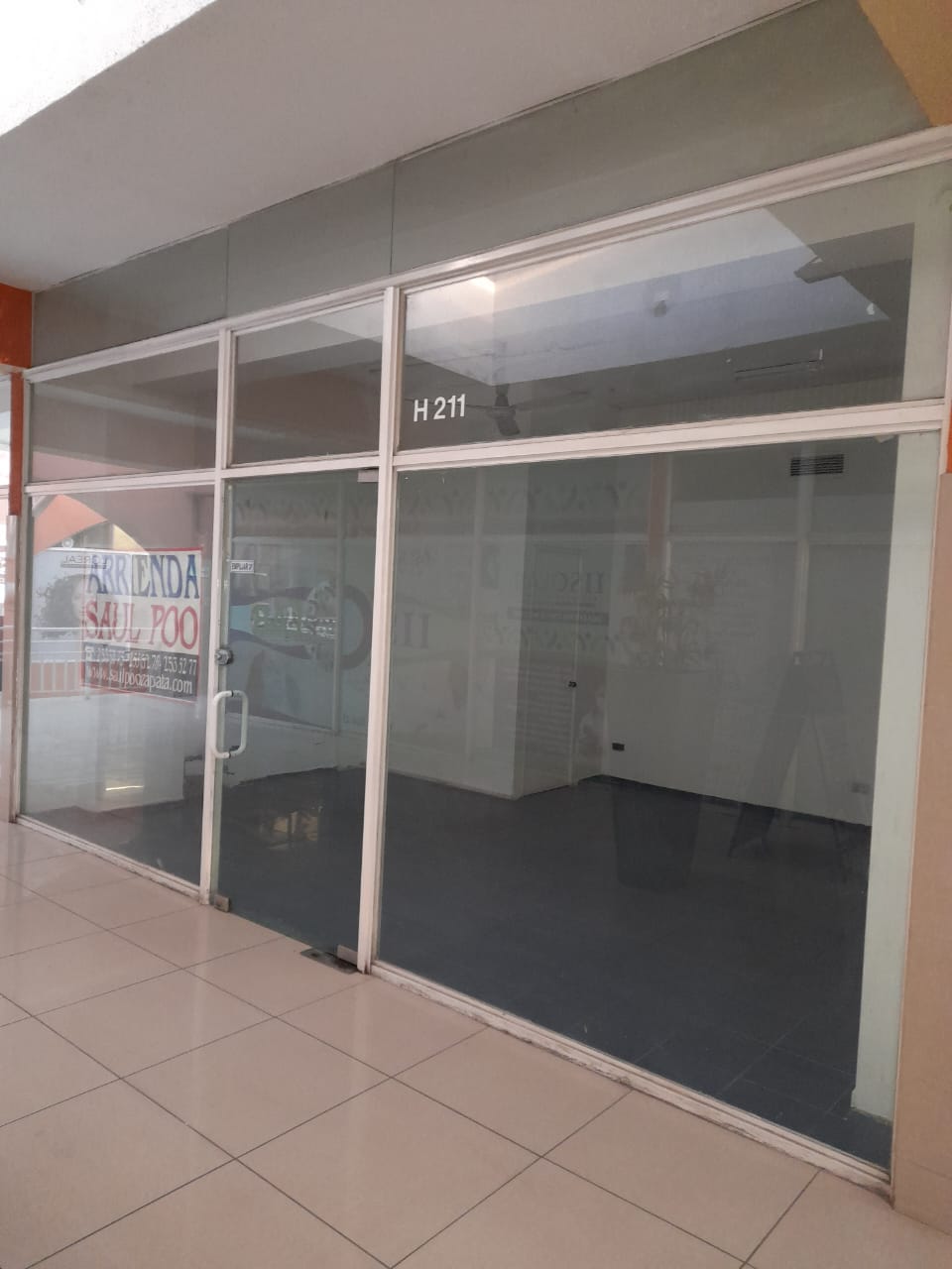 LOCAL COMERCIAL - PLAZA REAL.-_ H-211