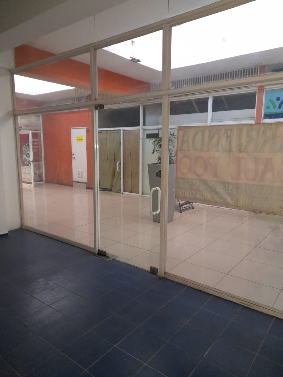 LOCAL COMERCIAL - PLAZA REAL.-_ H-211