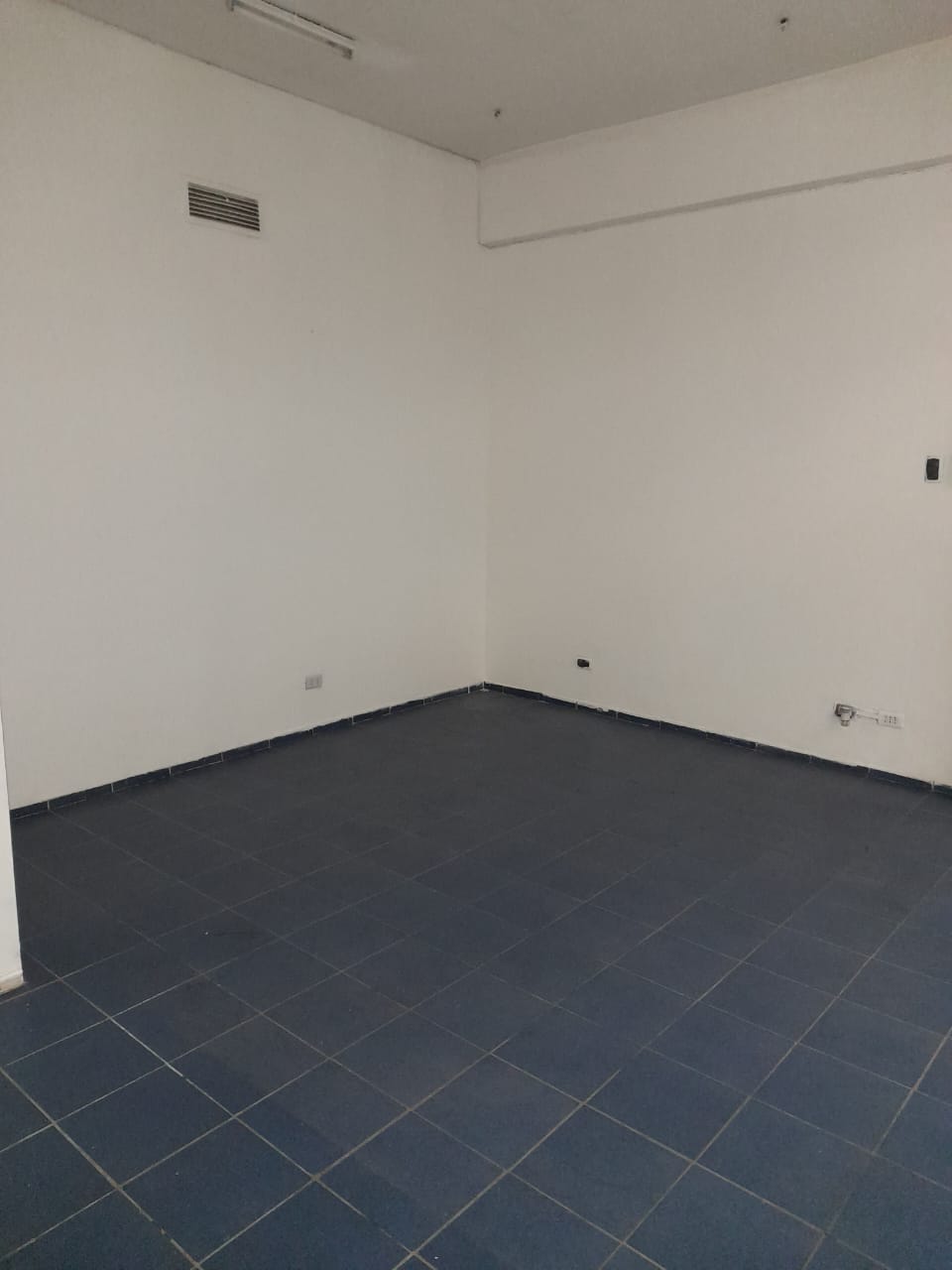 LOCAL COMERCIAL - PLAZA REAL.-_ H-211