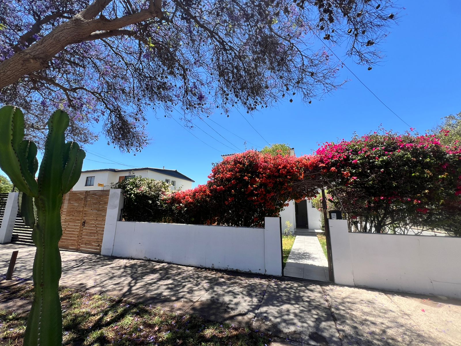 GRAN CASA SECTOR RESIDENCIAL - CALLE SAN ROMAN.-