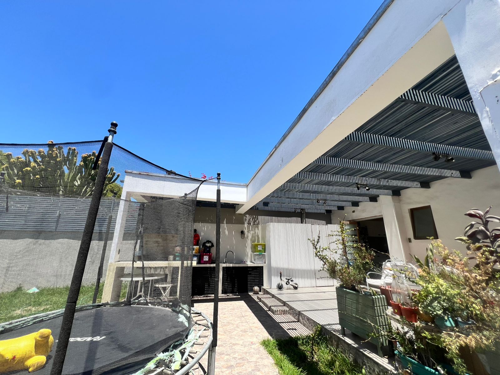 GRAN CASA SECTOR RESIDENCIAL - CALLE SAN ROMAN.-