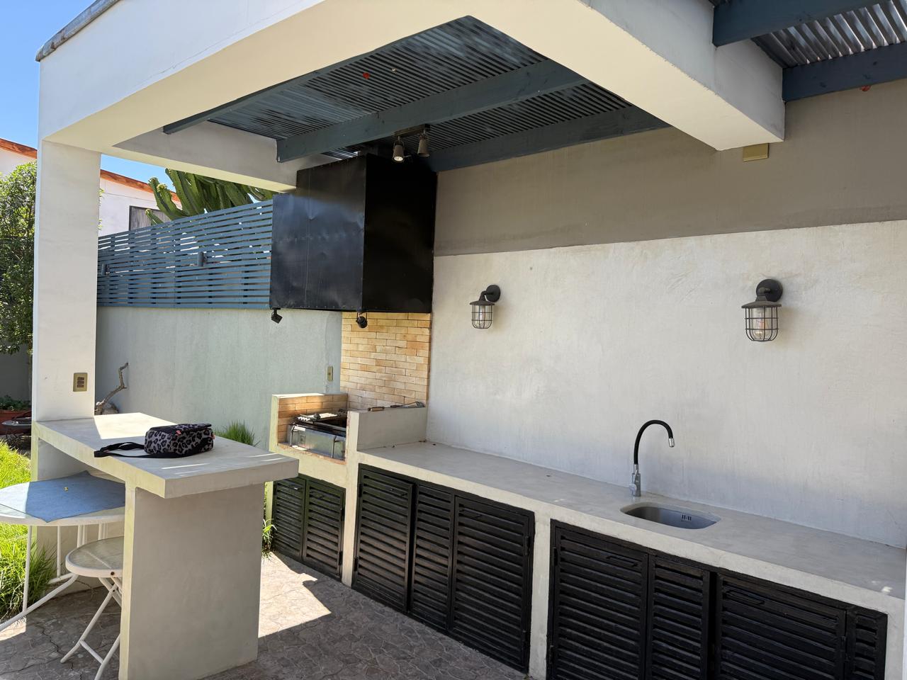 GRAN CASA SECTOR RESIDENCIAL - CALLE SAN ROMAN.-