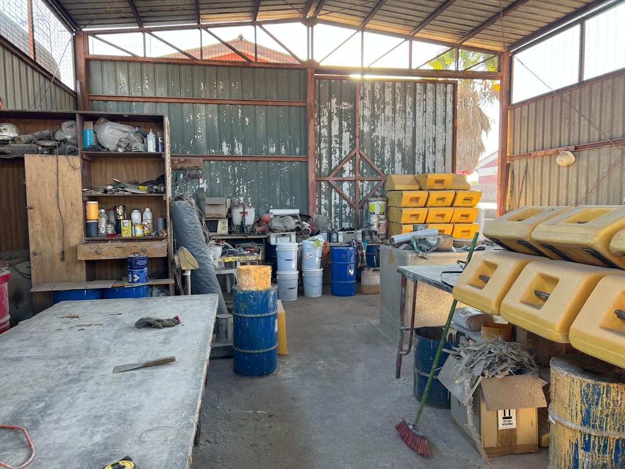 EXCELENTE TERRENO, GALPON/OFICINA Y CASA.-