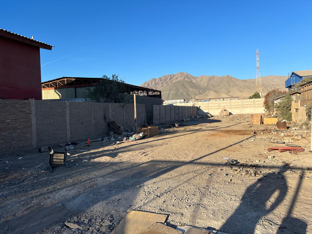 EXCELENTE TERRENO, GALPON/OFICINA Y CASA.-